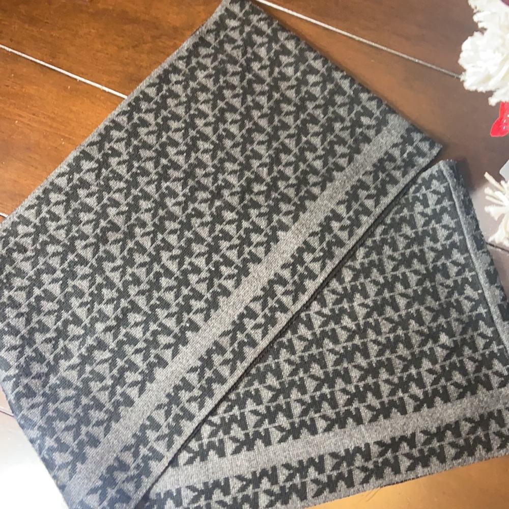 Michael Kors Infinity Scarf. - Picture 4 of 6